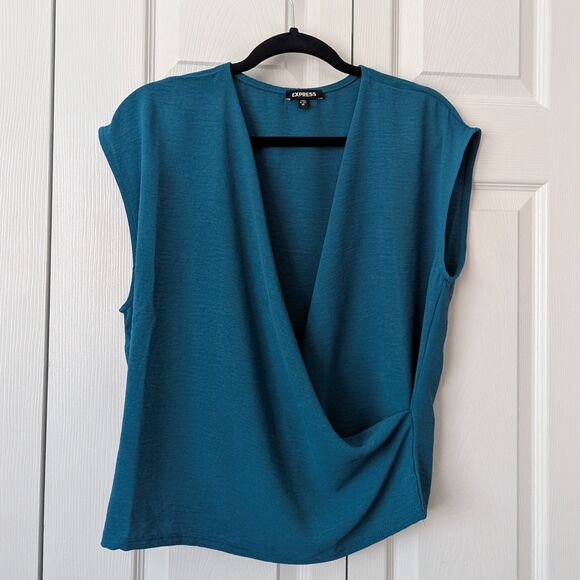 Express Bright Emerald Surplice V-Neck Top | NWOT | Women’s Medium | Cap Sleeve - Picture 2 of 5